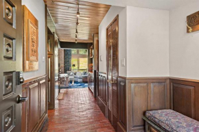 3 BR Penthouse with Hot-Tub - Mountain Views!